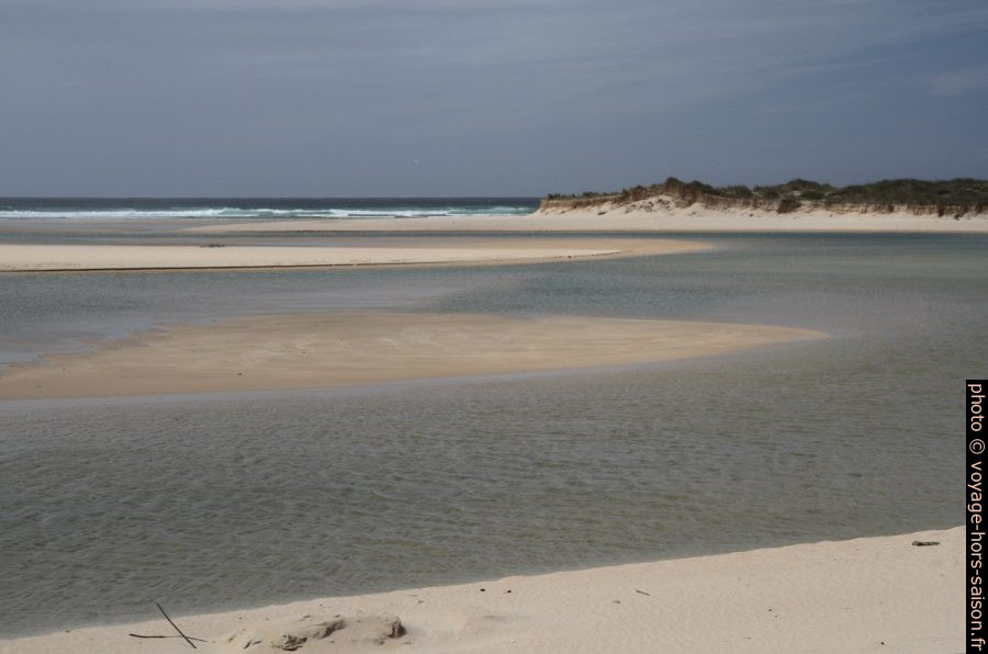Banc de sable dans le lagon de Carregal lors de marée montante. Photo © Alex Medwedeff