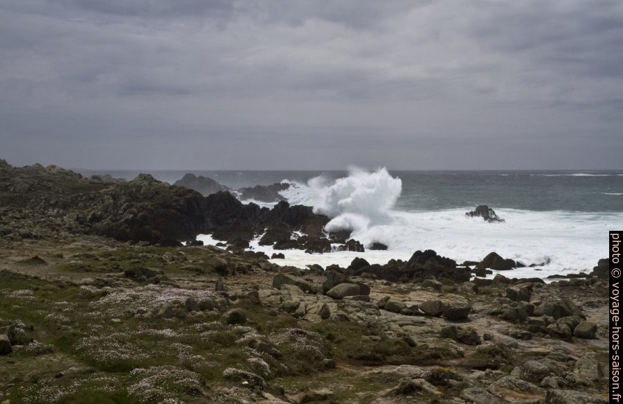 Les vagues éclatent sur les rochers du Cabo Corrubedo. Photo © André M. Winter