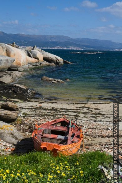 Une barque sur une plage de la Punta Cabalo. Photo © Alex Medwedeff