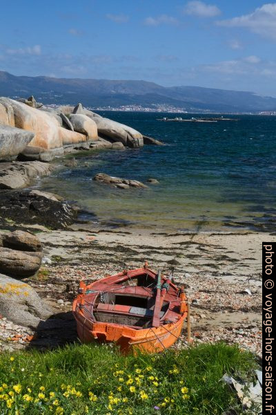 Une barque sur une plage de la Punta Cabalo. Photo © Alex Medwedeff