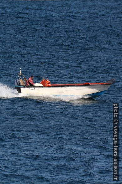 Un pêcheur rentre avec sa barque. Photo © André M. Winter