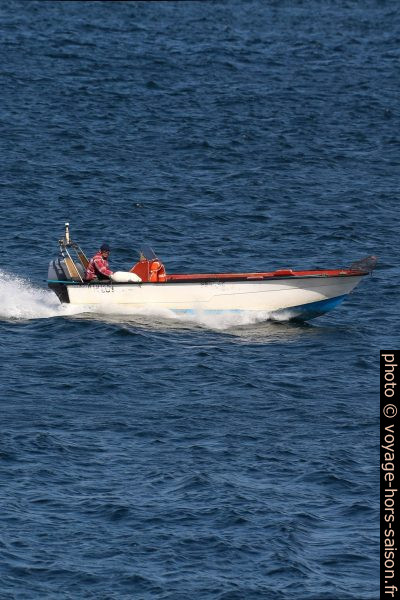 Un pêcheur rentre avec sa barque. Photo © André M. Winter