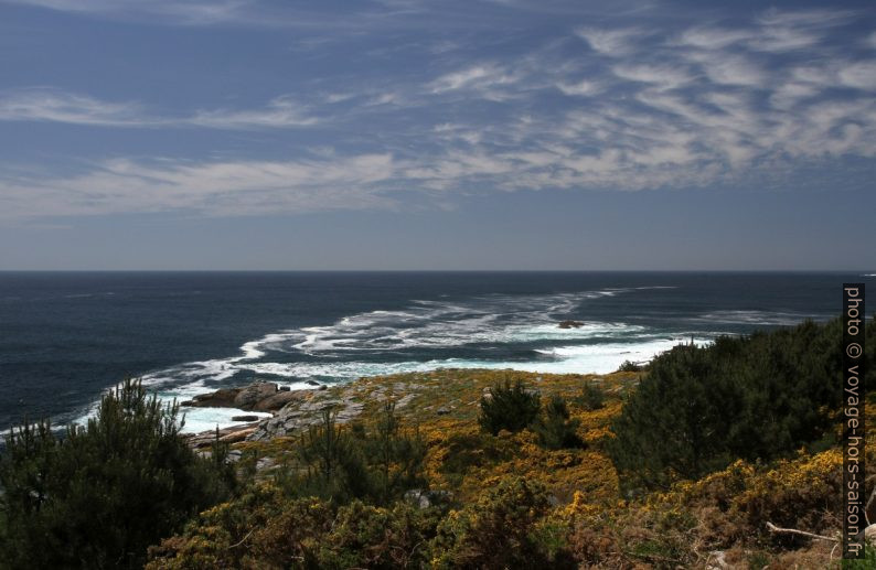 Côte et mer tumultueuse au sud du Monte Louro. Photo © Alex Medwedeff