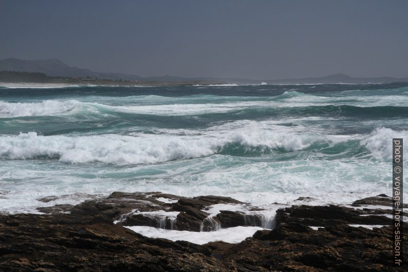 Vagues déferlantes à la Punta Ínsua. Photo © Alex Medwedeff