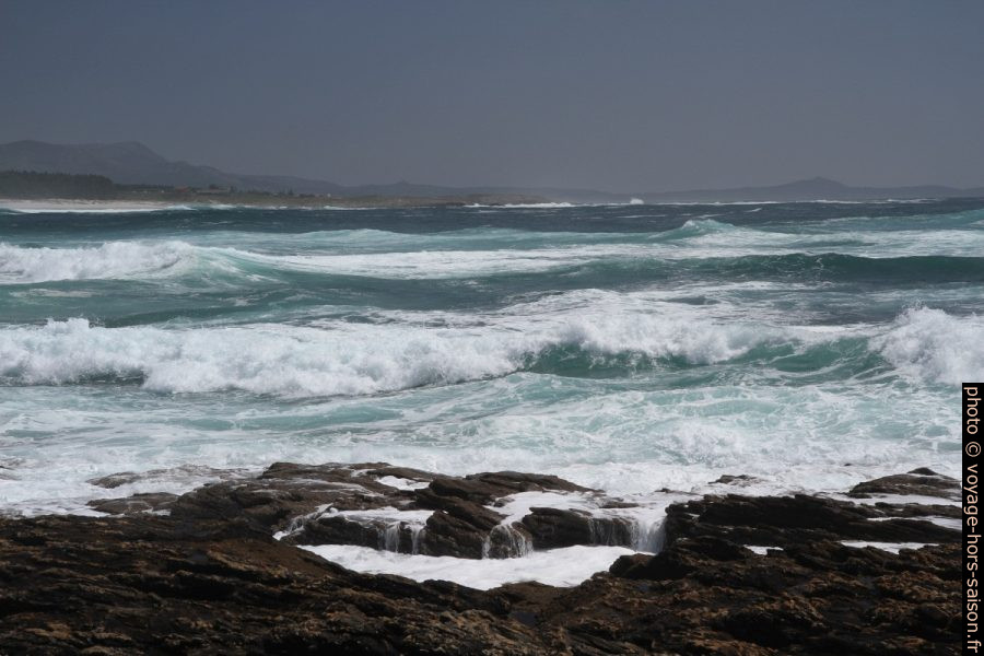 Vagues déferlantes à la Punta Ínsua. Photo © Alex Medwedeff