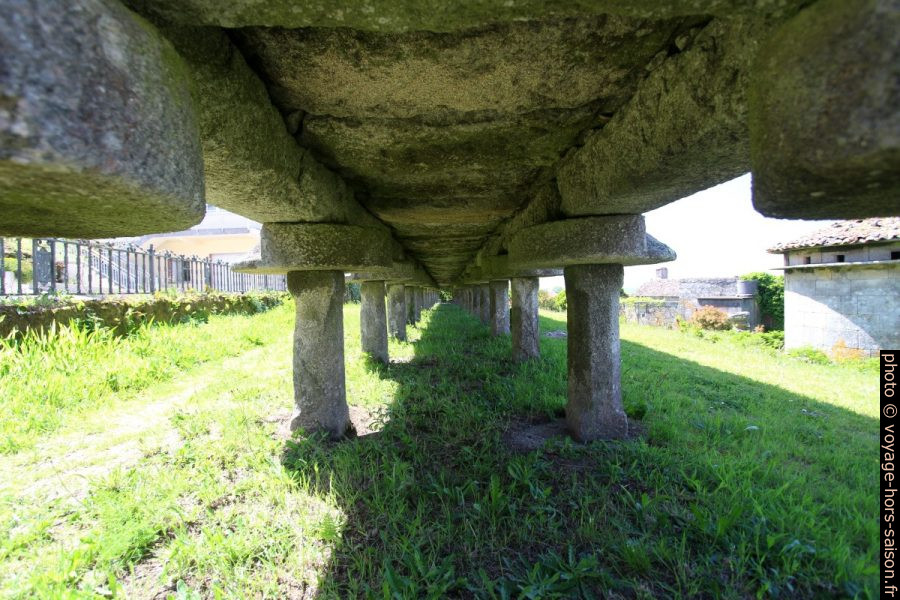Vue sous le hórreo de Lira. Photo © André M. Winter