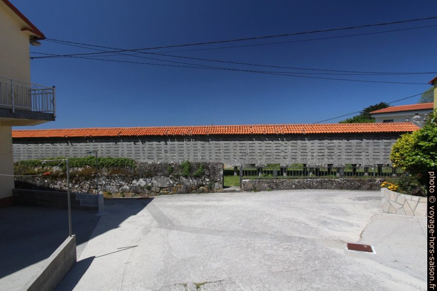Le long hórreo de Lira. Photo © André M. Winter