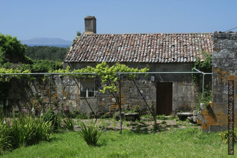 Maison trapue en pierres de taille. Photo © Alex Medwedeff