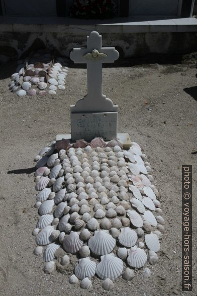 Une tombe couverte de coquillages sur le cimetière de Lira. Photo © Alex Medwedeff