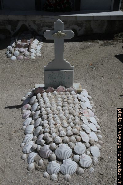 Une tombe couverte de coquillages sur le cimetière de Lira. Photo © Alex Medwedeff