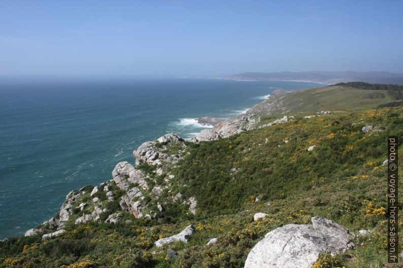 Côte au nord du Cabo de la Nave. Photo © Alex Medwedeff