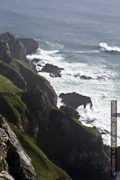 Les vagues déferlent sur le Cabo de la Nave. Photo © Alex Medwedeff