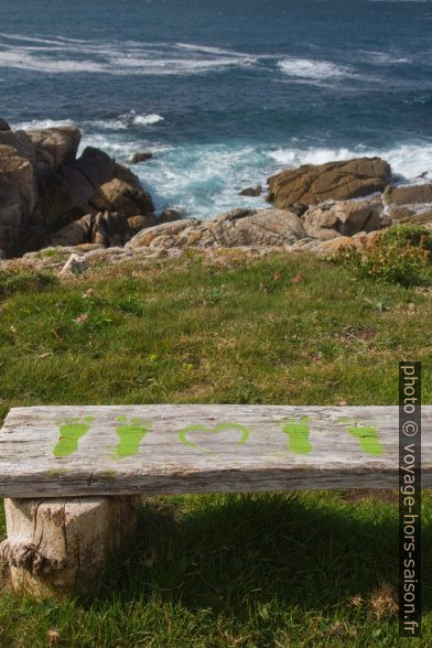 Peintures sur un banc au Cabo Santo Adrián. Photo © Alex Medwedeff