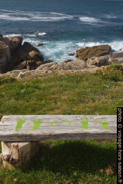 Peintures sur un banc au Cabo Santo Adrián. Photo © Alex Medwedeff