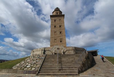 Sous la Torre de Hércules. Photo © André M. Winter