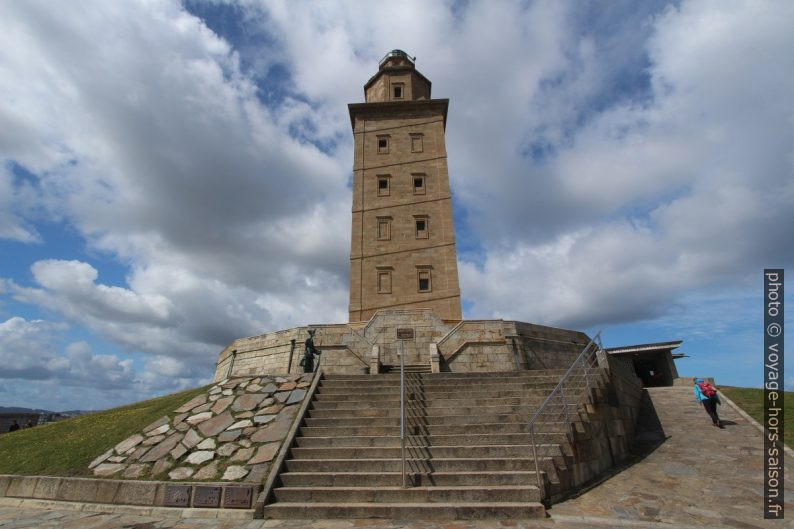 Sous la Torre de Hércules. Photo © André M. Winter