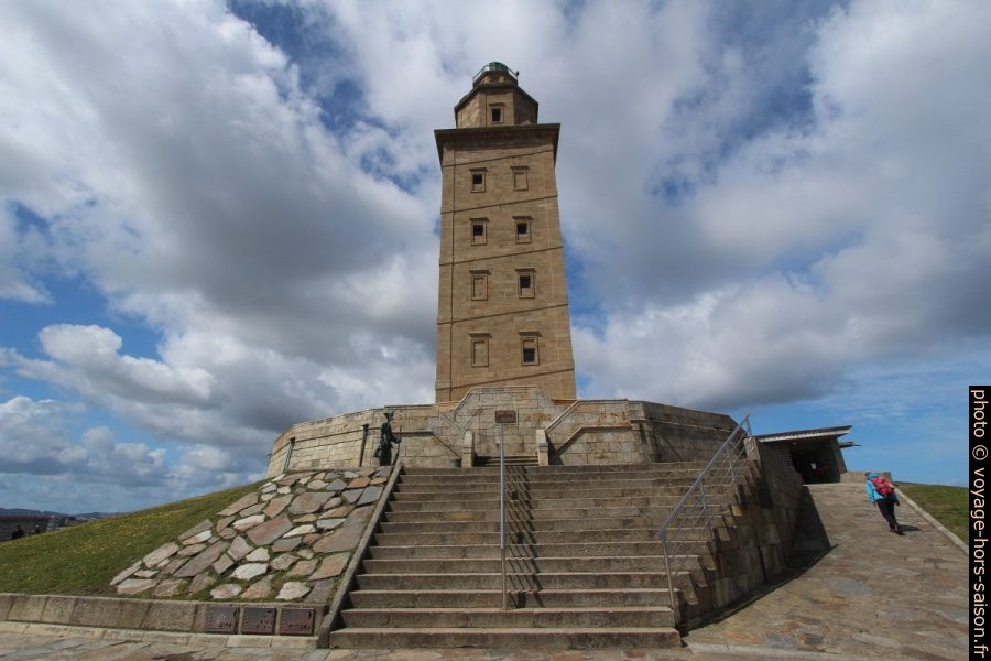 Sous la Torre de Hércules. Photo © André M. Winter