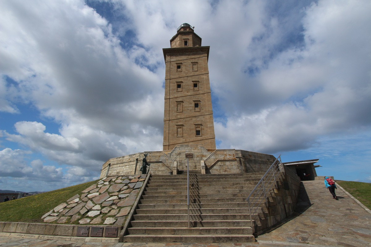Sous la Torre de Hércules. Photo © André M. Winter