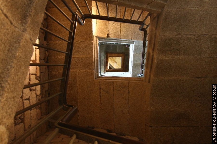 Cage d'escalier dans la partie supérieure de la Tour d'Hercule. Photo © André M. Winter