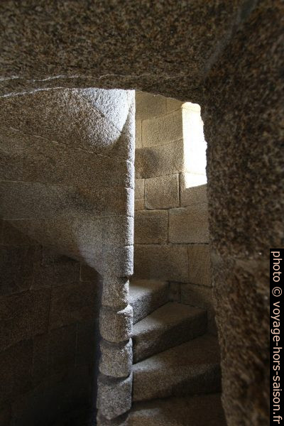 Escalier en colimaçon montant à la terrasse de la Tour d'Hercule. Photo © André M. Winter