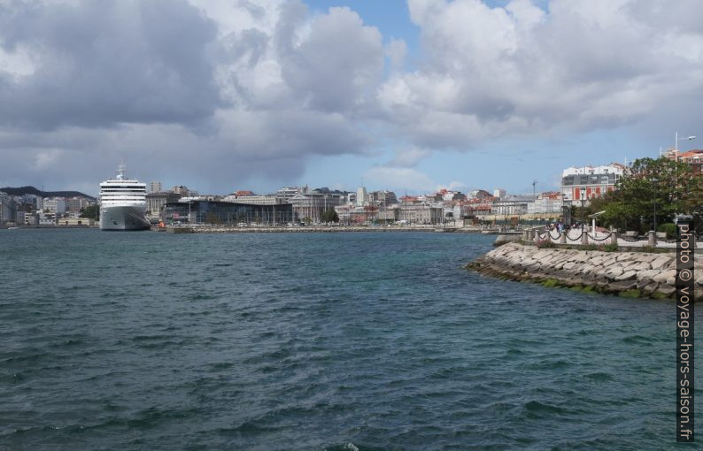 Vue vers le port de la Coruña. Photo © Alex Medwedeff