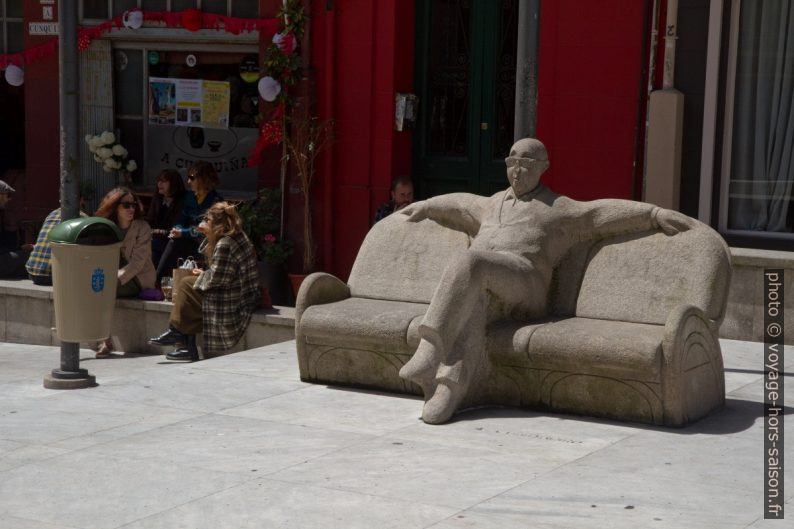 Sculpture d'un homme assis sur un banc. Photo © Alex Medwedeff