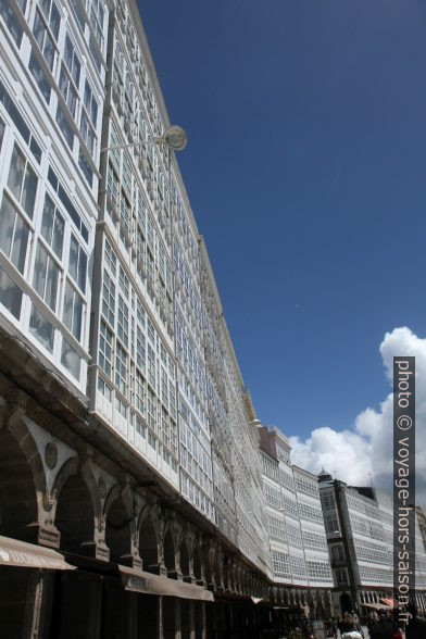 Façades couvertes de la Coruña. Photo © Alex Medwedeff