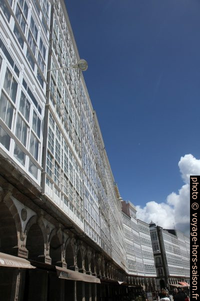 Façades couvertes de la Coruña. Photo © Alex Medwedeff