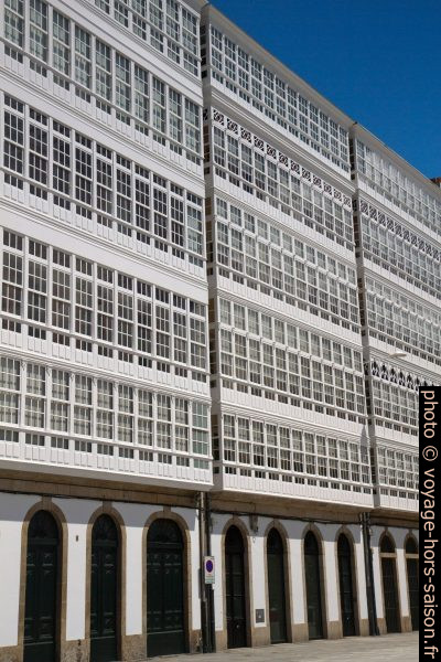 Monotonie des balcons couverts de la Coruña. Photo © Alex Medwedeff