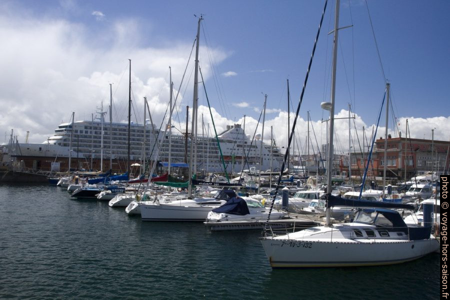 Port de la Coruña. Photo © Alex Medwedeff