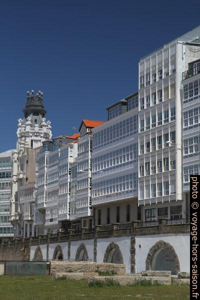 Façades maritimes du port de la Coruña. Photo © Alex Medwedeff