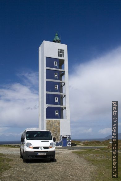 Notre Trafic sous le phare de la Punta Frouxeira. Photo © Alex Medwedeff