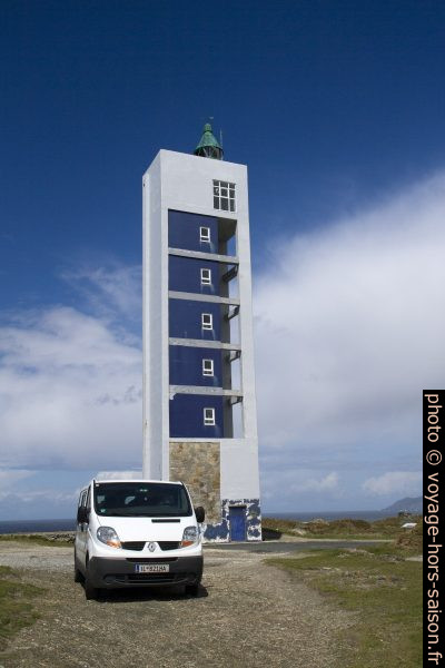 Notre Trafic sous le phare de la Punta Frouxeira. Photo © Alex Medwedeff