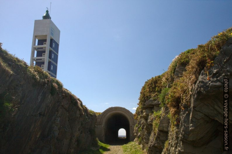 Une galerie souterraine près du phare de la Punta Frouxeira. Photo © Alex Medwedeff