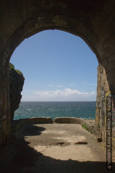 Vue d'une galerie souterraine de la Punta Frouxeira. Photo © Alex Medwedeff