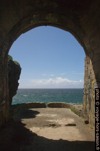 Vue d'une galerie souterraine de la Punta Frouxeira. Photo © Alex Medwedeff