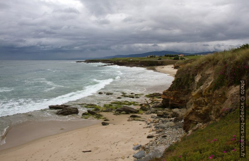 Côte et plages à l'ouest de Foz. Photo © Alex Medwedeff