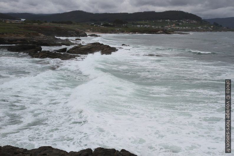 Vue sur la côte à l'ouest de Foz. Photo © Alex Medwedeff