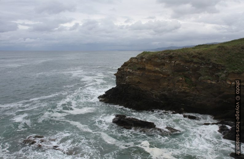 Côte rocheuse à l'ouest de Foz. Photo © Alex Medwedeff