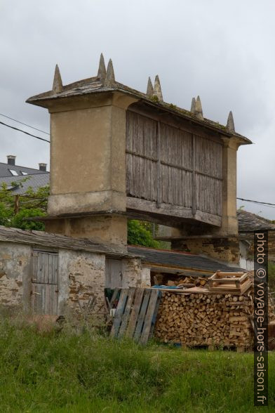 Hórreo maçonnée et en bois à Foz. Photo © Alex Medwedeff