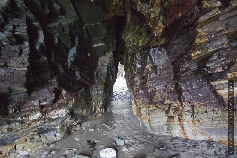 Une arche étroite à la Plage des Cathédrales. Photo © André M. Winter