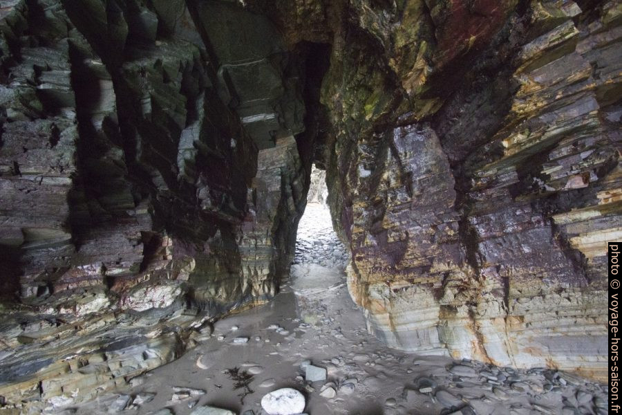 Une arche étroite à la Plage des Cathédrales. Photo © André M. Winter