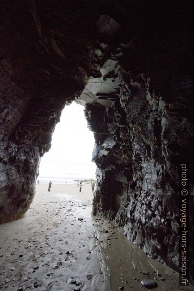 Vue d'une arche de la Plage des Cathédrales vers la mer. Photo © André M. Winter