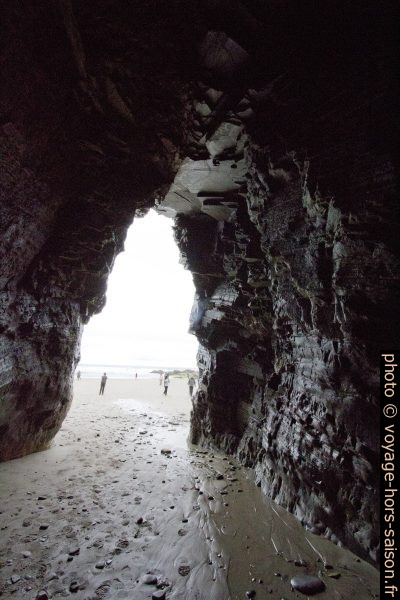 Vue d'une arche de la Plage des Cathédrales vers la mer. Photo © André M. Winter