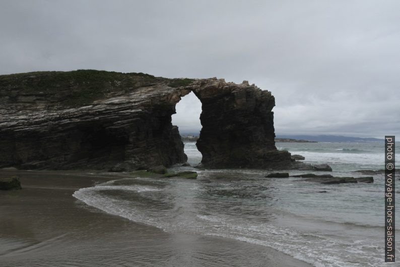 Une arche naturelle de la Plage des Cathédrales. Photo © Alex Medwedeff