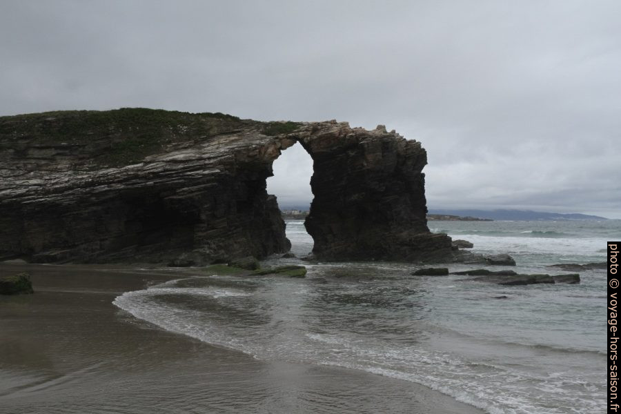 Une arche naturelle de la Plage des Cathédrales. Photo © Alex Medwedeff