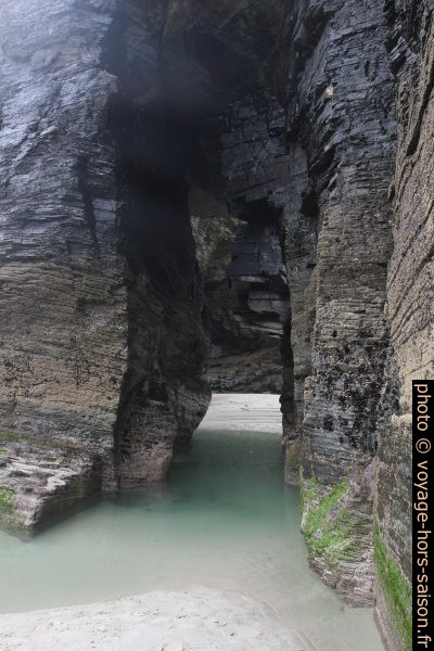 Mer montante dans une arche de la Plage des Cathédrales. Photo © Alex Medwedeff