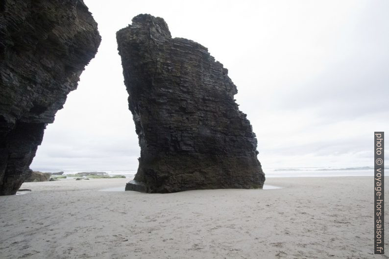 Pilier isolé à la Plage des Cathédrales. Photo © André M. Winter