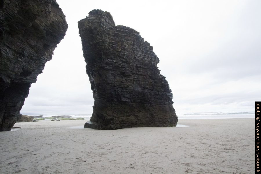 Pilier isolé à la Plage des Cathédrales. Photo © André M. Winter