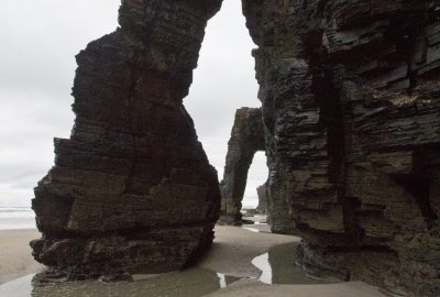 Vue à travers deux arches naturelles de la Plage des Cathédrales. Photo © André M. Winter